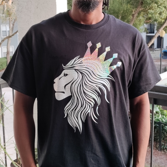 📸 Holographic Crowned Lion T-shirt - Picture 12 of 17